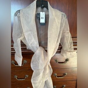 Organza wrap jacket with short sleeves in color champagne.